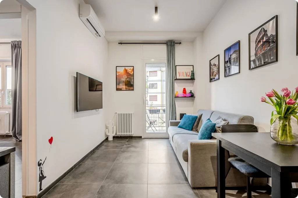 soggiorno con divano e televisione e affaccio sul balcone